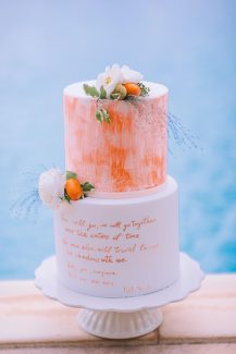 Ιδιαίτερη τούρτα γάμου με πορτοκαλί λεπτομέρειες