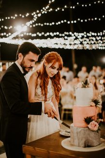 Τούρτα γάμου σε τρεις ορόφους Τούρτα γάμου σε τρεις ορόφους