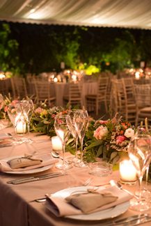 Πανεμορφη διακοσμηση τραπεζιων με γιρλαντα λουλουδιων