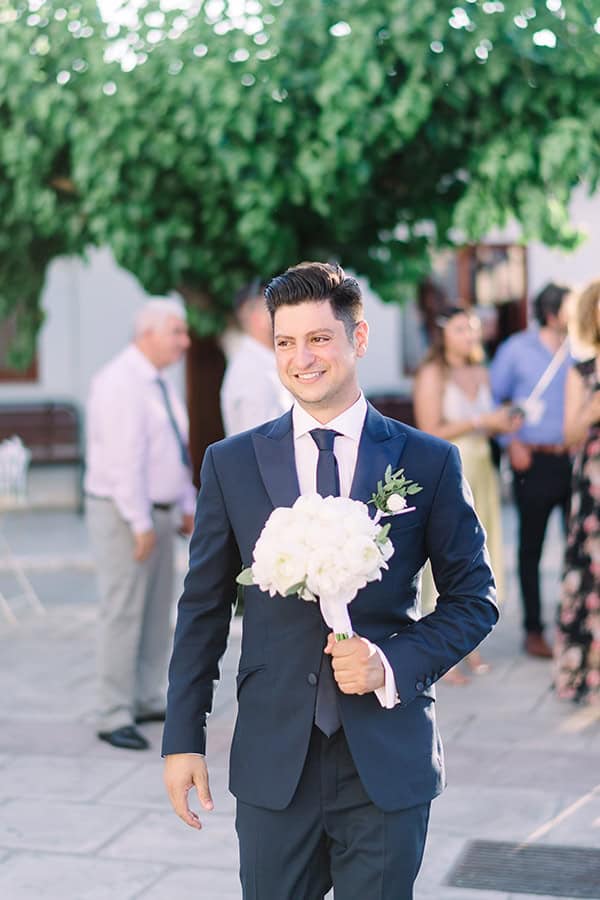 Νυφική ανθοδέσμη σε λευκό και πράσινο χρώμα