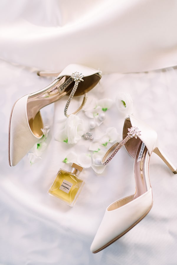 Νυφικά παπούτσια σε μπεζ χρώμα Νυφικά παπούτσια σε μπεζ χρώμα