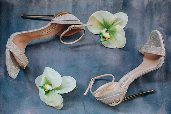 Εντυπωσιακά πέδιλα σε ασημί χρώμα