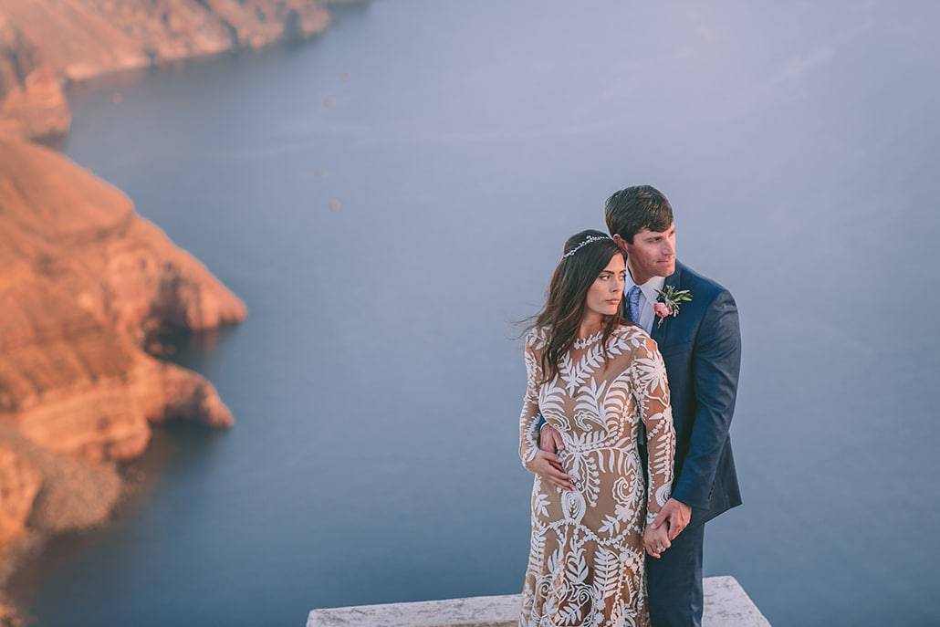 Πανέμορφος boho γάμος στη Σαντορίνη με ροζ και φούξια λουλούδια