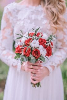 Πανέμορφη νυφική ανθοδέσμη με κόκκινα τριαντάφυλλα