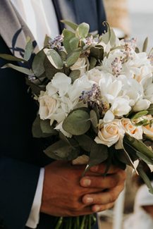 Νυφική ανθοδέσμη σε λευκό και πράσινο χρώμα Νυφική ανθοδέσμη σε λευκό και πράσινο χρώμα