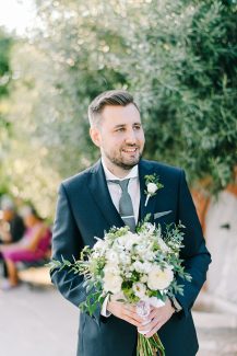 Κομψή νυφική ανθοδέσμη