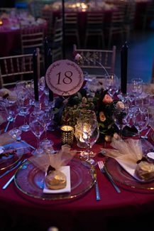 Ρομαντικη διακοσμηση τραπεζιου με κηροπηγια