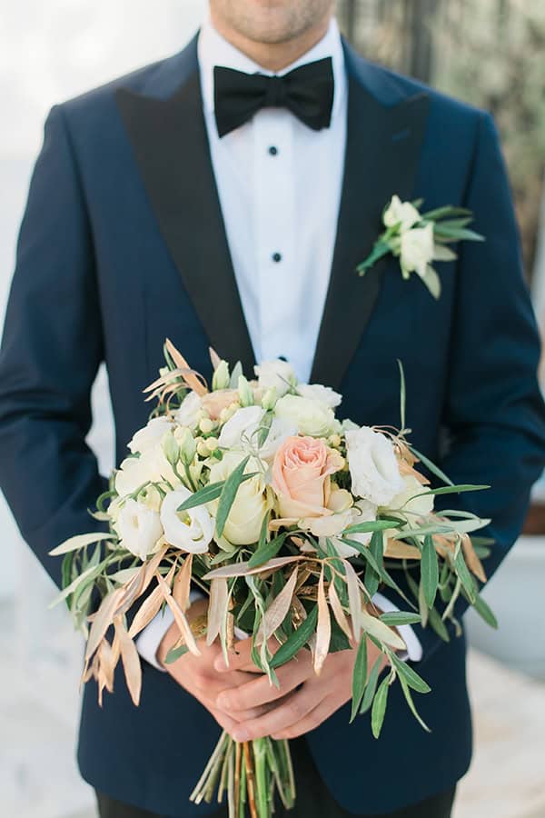 Ρομαντική νυφική ανθοδέσμη με τριαντάφυλλα και φύλλα ελιάς