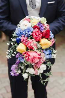 Κρεμαστή νυφική ανθοδέσμη σε έντονα χρώματα