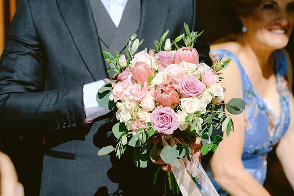 Ρομαντική νυφική ανθοδέσμη με πρωτέα σε απαλό κοραλί χρώμα