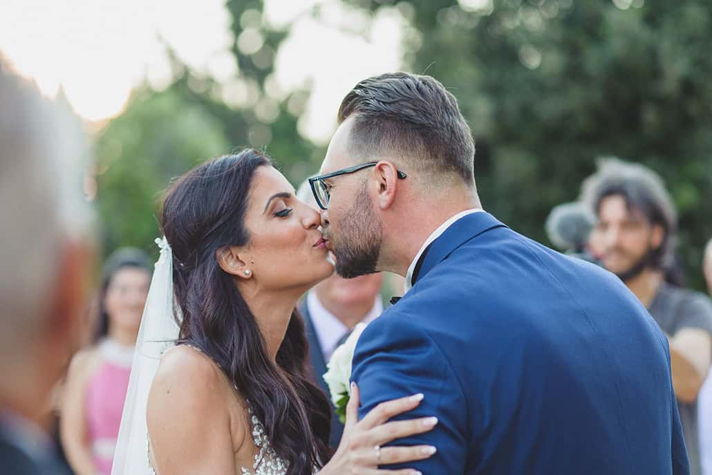 Καλοκαιρινός όμορφος γάμος στη Βουλιαγμένη με λευκά άνθη | Όλγα & Γιάννης