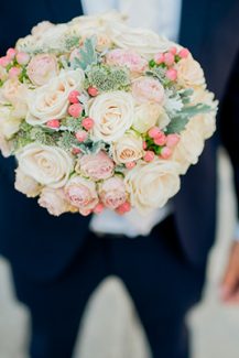 Στρόγγυλη νυφική ανθοδέσμη σε παστέλ αποχρώσεις Στρόγγυλη νυφική ανθοδέσμη σε παστέλ αποχρώσεις