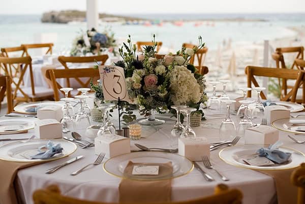 Ομορφο centerpiece με μπουκετο λουλουδιων Ομορφο centerpiece με μπουκετο λουλουδιων