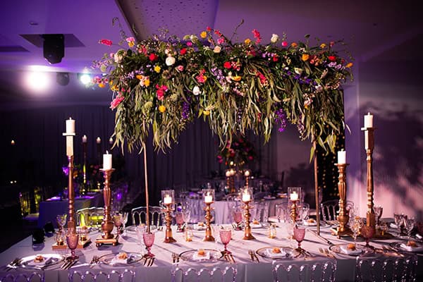 Στολισμος τραπεζιου δεξιωσης με κερια και λουλουδια