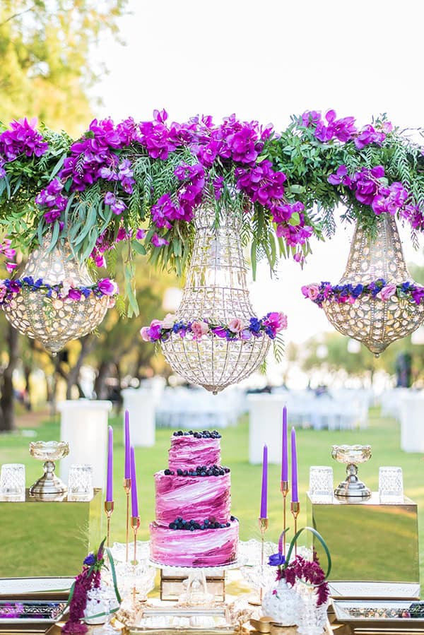 Εντυπωσιακός στολισμός dessert table με πολυελαίους