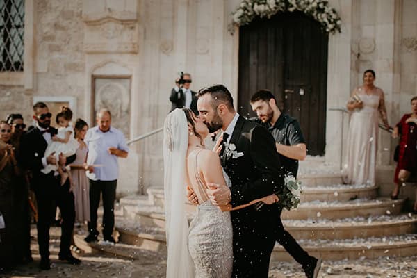 beautiful-summer-wedding-paphos-lush-flower-design-romantic-details_17