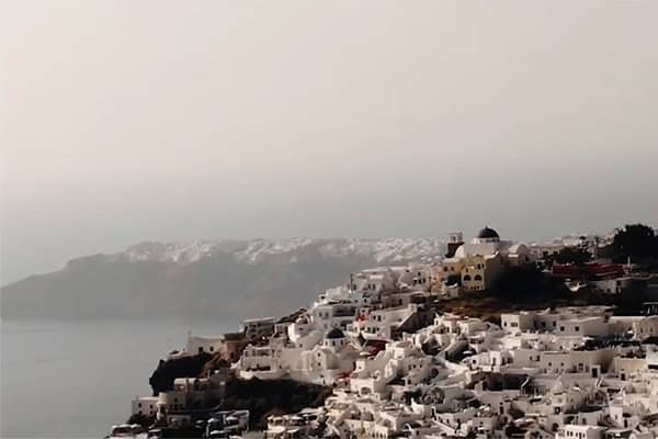 Όμορφο βίντεο γάμου στην Σαντορίνη με λευκές και παστέλ ροζ τόνους | Aida & Oleg