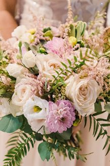 Πανέμορφη νυφική ανθοδέσμη με ντάλιες σε παστέλ αποχρώσεις