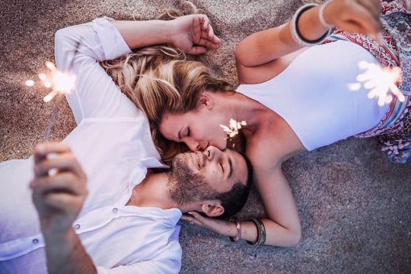 romantic-engagement-shoot-beach_02x