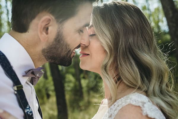 romantic-wedding-flowers-soft-hues-wooden-details_02