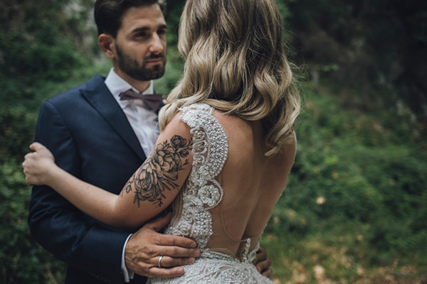 romantic-wedding-flowers-soft-hues-wooden-details_03