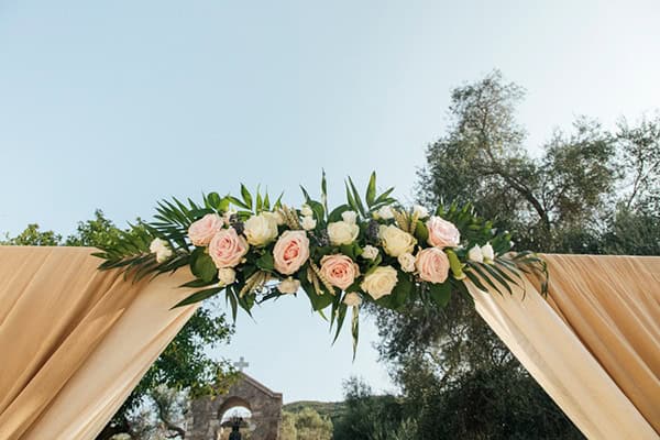 romantic-wedding-flowers-soft-hues-wooden-details_10