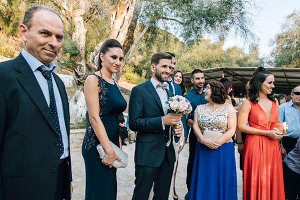 romantic-wedding-flowers-soft-hues-wooden-details_12