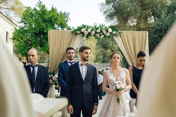 romantic-wedding-flowers-soft-hues-wooden-details_13