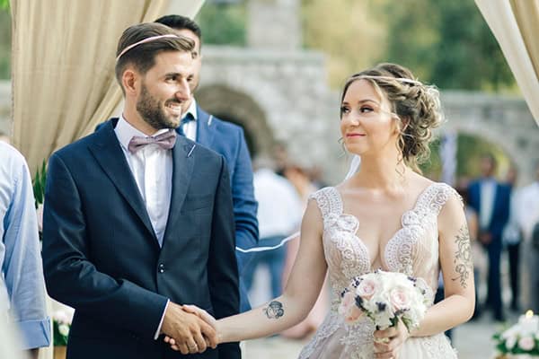 romantic-wedding-flowers-soft-hues-wooden-details_14