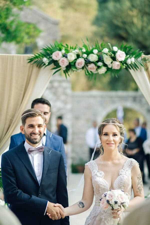 romantic-wedding-flowers-soft-hues-wooden-details_15