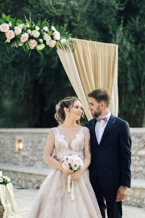 romantic-wedding-flowers-soft-hues-wooden-details_17