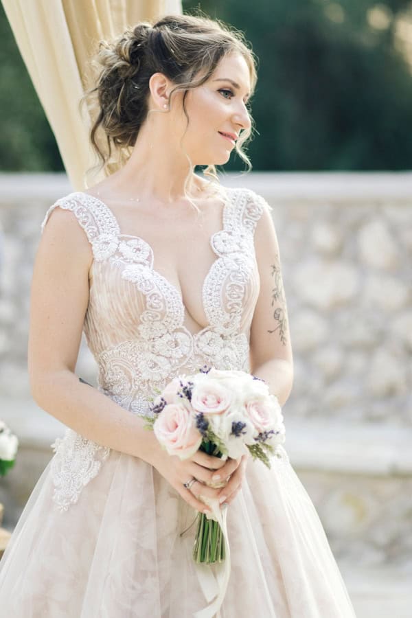 romantic-wedding-flowers-soft-hues-wooden-details_19