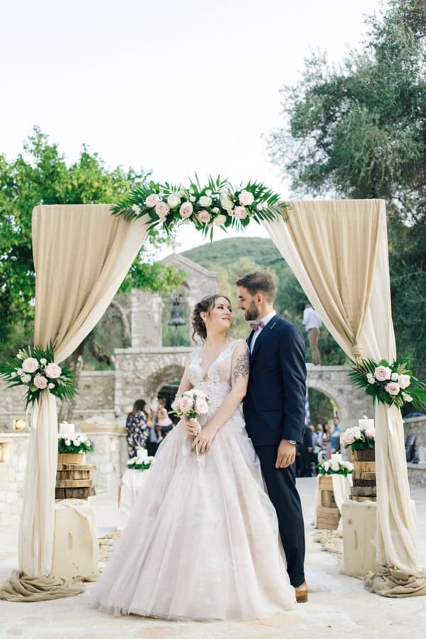 romantic-wedding-flowers-soft-hues-wooden-details_21