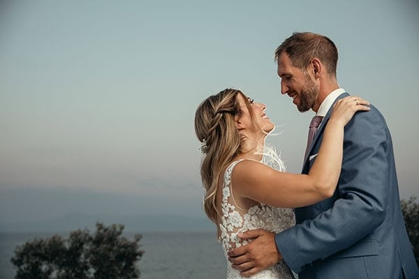 Καλοκαιρινός γάμος στην Καβάλα με ελιά και παστέλ αποχρώσεις | Αναστασία & Kristoffer