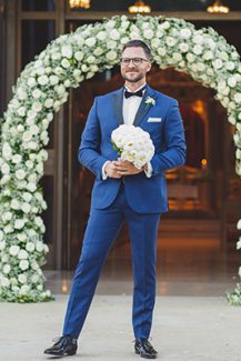 Πανεμορφη αψιδα με λευκα λουλουδια Πανεμορφη αψιδα με λευκα λουλουδια