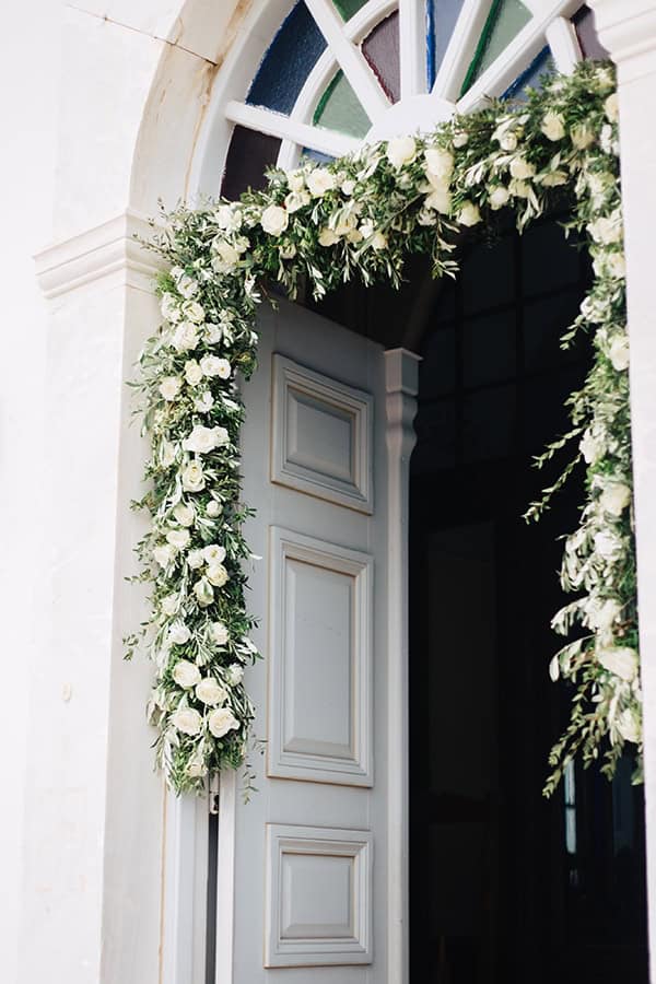 Στολισμός εκκλησίας από πανέμορφη γιράντα