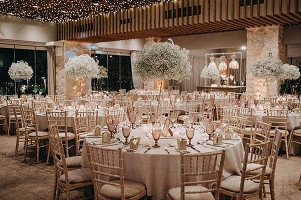 Εντυπωσιακή διακόσμηση γάμου με σύννεφα από γυψοφύλλη