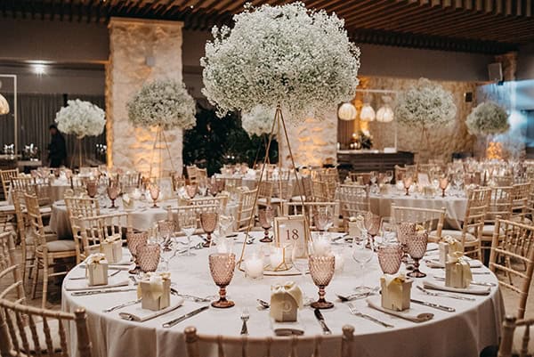 wedding-decoration-gypsophila-candles-gold-details_09