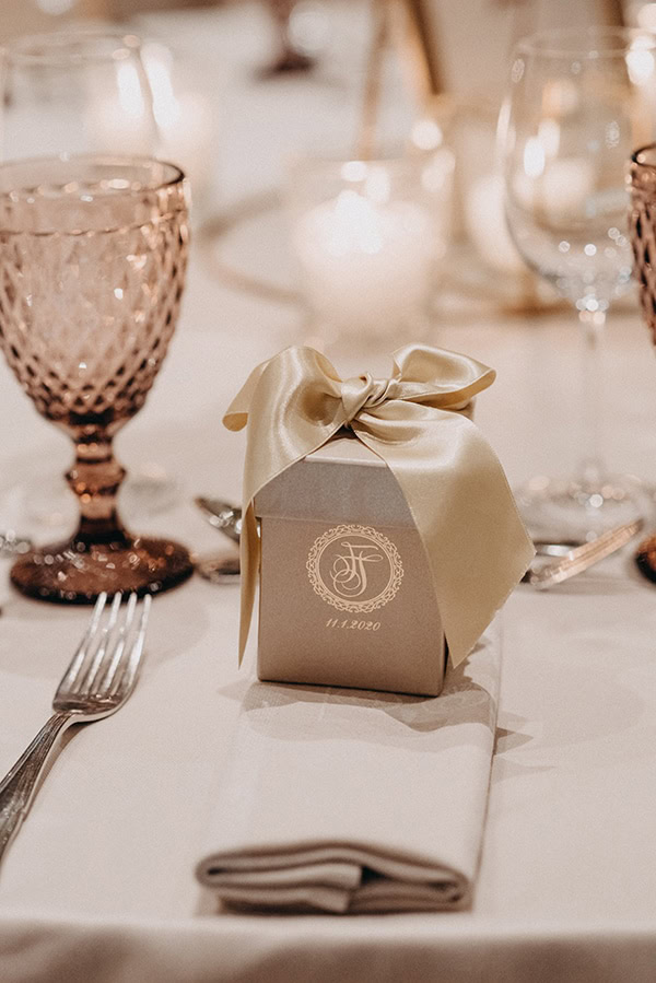 wedding-decoration-gypsophila-candles-gold-details_10