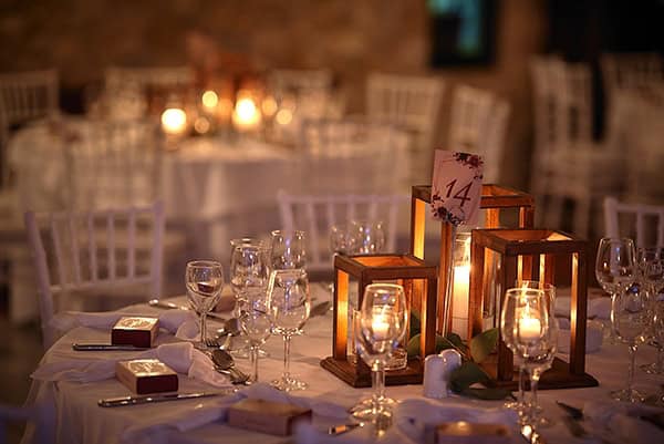 wedding-decoration-ideas-candles-burgundy-hues_03