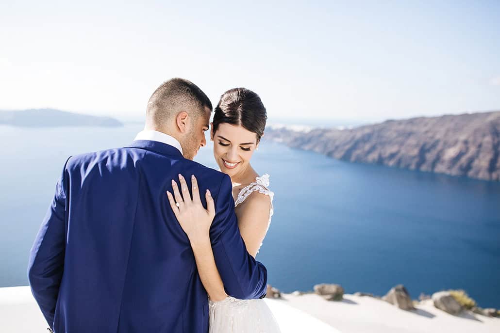 Oνειρικό styled shoot σε σκάφος με φόντο την μαγευτική caldera της Σαντορίνης και το απέραντο γαλάζιο της θάλασσας