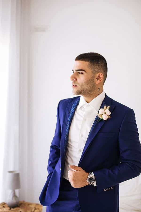 breathtaking-styled-shoot-board-magnificent-view-caldera-santorini-endless-blue-sea_07