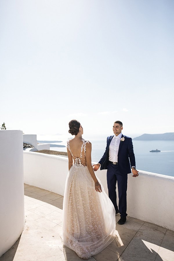 breathtaking-styled-shoot-board-magnificent-view-caldera-santorini-endless-blue-sea_09
