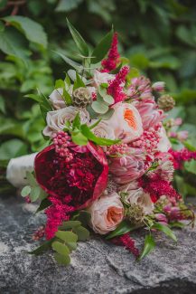 Εντυπωσιακή νυφική ανθοδέσμη με πρωτέα και παιώνιες σε μπορντό και peach