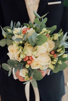 Ασύμμετρη νυφική ανθοδέσμη