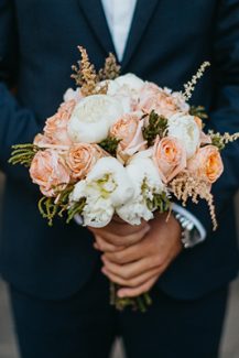 Ρομαντική νυφική ανθοδέσμη με τριαντάφυλλα και παιώνιες Ρομαντική νυφική ανθοδέσμη με τριαντάφυλλα και παιώνιες