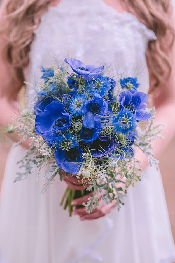 Νυφική ανθοδέσμη με μπλε ανεμώνες
