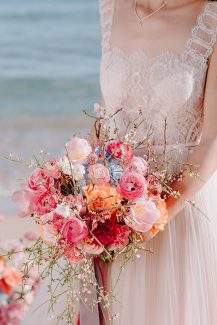 Ασύμμετρη νυφική ανθοδέσμη με νεραγκούλες Ασύμμετρη νυφική ανθοδέσμη με νεραγκούλες