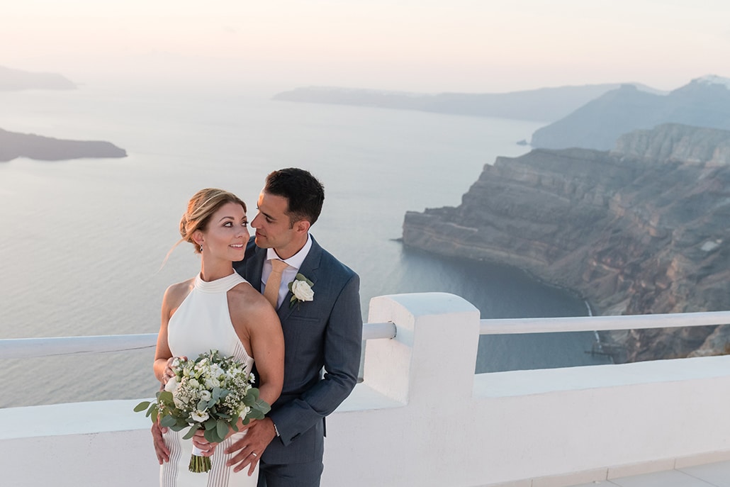 Chic & elegant γάμος στη Σαντορίνη με λευκά άνθη | Nikki & Kiran