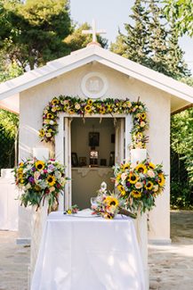 Στολισμός εκκλησίας με γιρλάντα και λαμπάδες